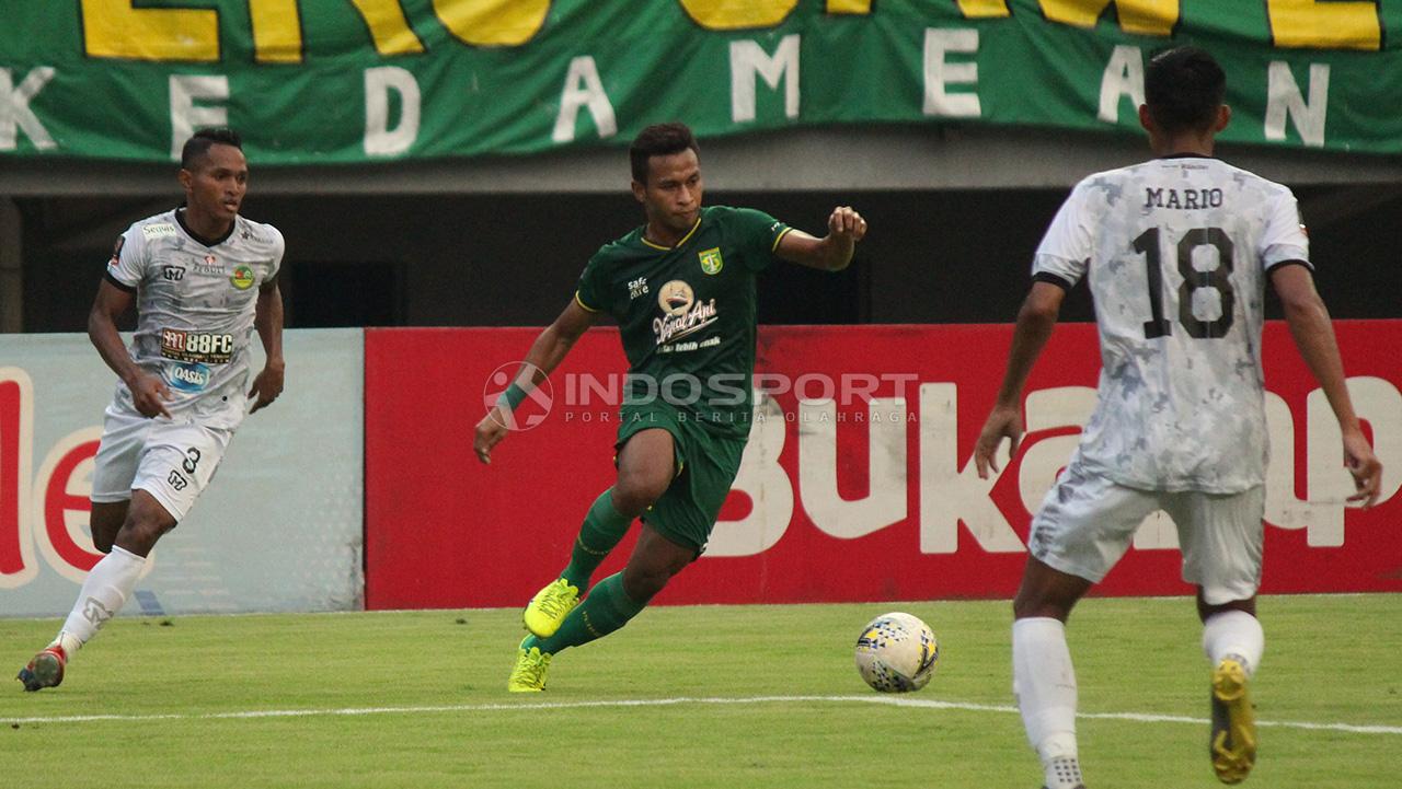 Osvaldo Haay berusaha melewati dua pemain Tira-Persikabo, Jumat (29/3/19). Copyright: Fitra Herdian/Indosport.com