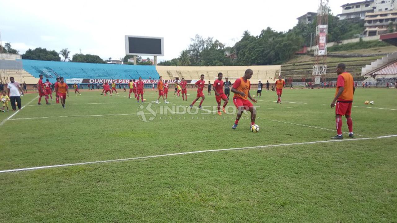 Suasana Latihan Skuat Persipura Jayapura di Stadion Mandala.