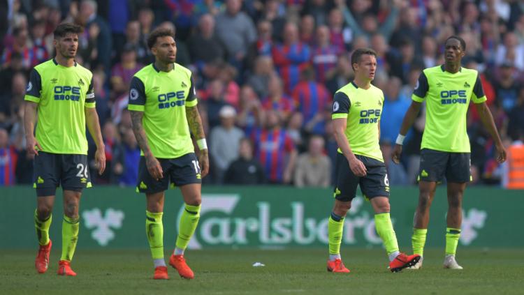 Para pemain Huddersfield terlihat lesu ketika dipastikan terdegradasi dari Liga Primer Inggris usai ditumbangkan Crystal Palace.