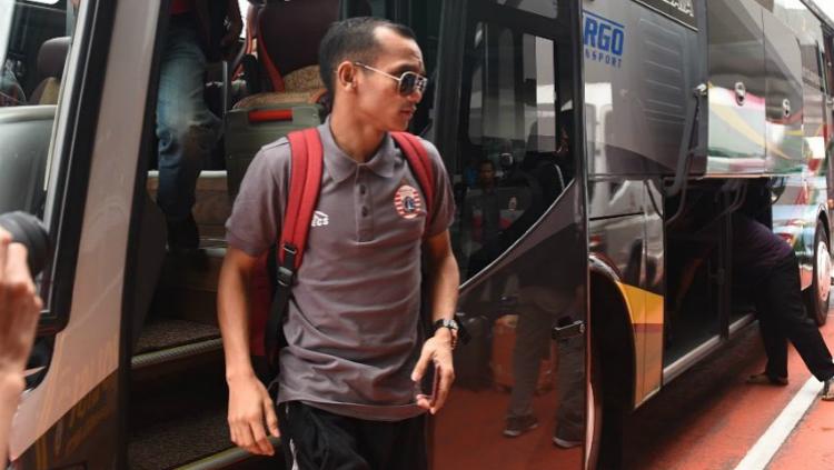 Bintang Persija Jakarta, Riko Simanjuntak saat turun dari bus tim. Copyright: instagram.com/riko_simanjuntak25