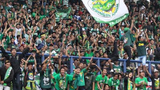 Bonek sudah memasuki tribun barat 1, stadion si jalak harupat.