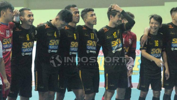 Para pemain SKN Kebumen menyapa para suporter usai merebut juara ketiga Pro Futsal League (PFL) 2019 di GOR Universitas Negeri Yogyakarta (UNY),Minggu (31/03/19).