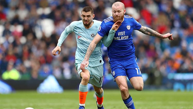 Kovacic berduel dengan Aaron Sigurdson untuk menguasai bola. Copyright: Michael Steele/Getty Images