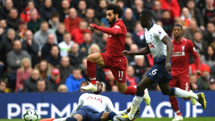 Mohamed Salah menghindari tackle dari lawan di pertandingan Liverpool vs Tottenham Hotspur, Minggu (31/03/19) malam WIB. Copyright: Shaun Botterill/Getty Images