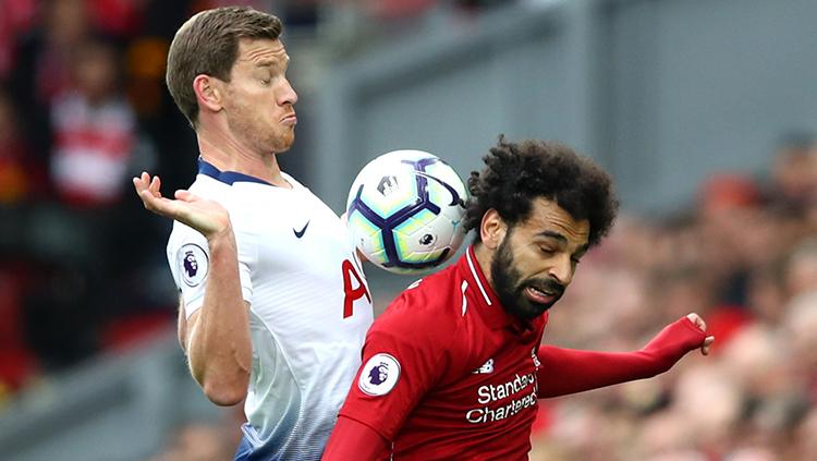 Jan Vertonghen menjaga pergerakan Mohamed Salah.