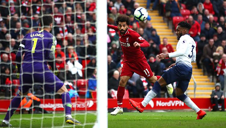 Aksi Mohamed Salah menyundul bola pada laga Liverpool vs Tottenham Hotspur di Liga Primer Inggris (Premier League) 2018/2019.