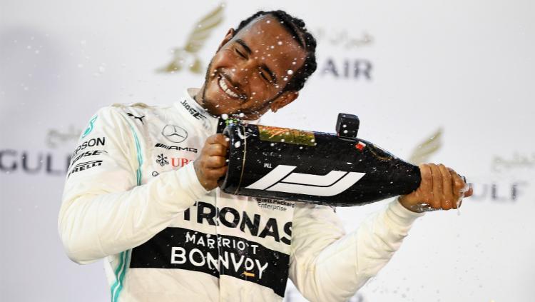 Pembalap dari Mercedes, Lewis Hamilton berhasil menjadi juara di balapan Formula 1 GP China 2019, Minggu (14/04/19). - INDOSPORT