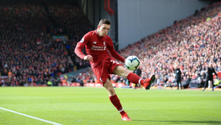 Andy Robertson hendak melepaskan umpan yang dimaksimalkan Roberto Firmino menjadi gol ke gawang Tottenham, Minggu (31/03/19) malam WIB. Copyright: Simon Stacpoole/Offside/Getty Images