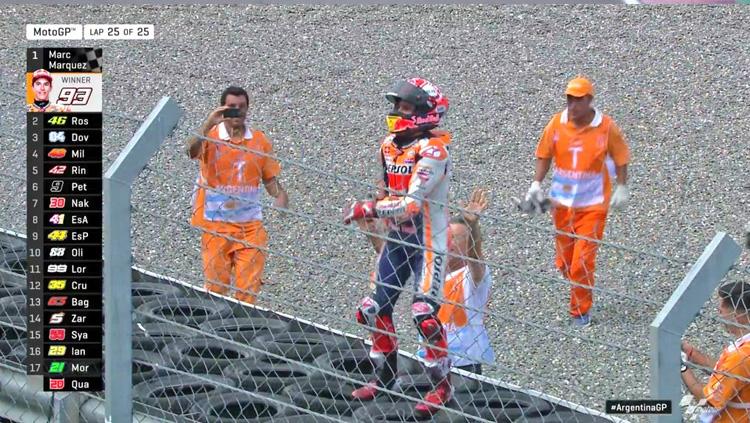 Marc Marquez rayakan juara MotoGP Argentina 2019 dengan goyang Yolo Yolo BTS, Senin (01/04/19) dini hari. Copyright: Twitter/@KarolinaMM93