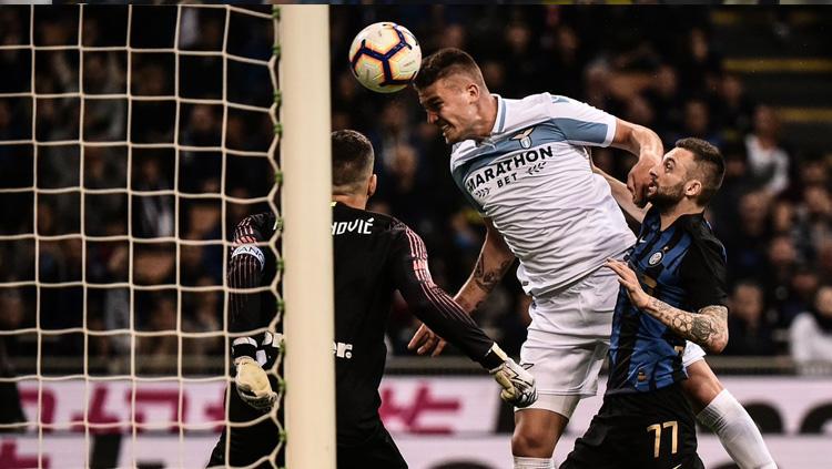 Momen Sergej Milinkovic-Savic menyundul bola pada laga Inter Milan vs Lazio di Serie A Italia 2018/2019, Senin (01/04/19) dini hari.