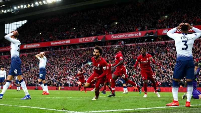 Mohamed Salah merayakan gol kedua Liverpool ke gawang Tottenham Hotspur. Copyright: Robbie Jay Barratt - AMA/Getty Images