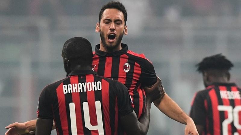 Bintang AC Milan, Suso (belakang) menjadi incaran terbaru Atletico Madrid. MIGUEL MEDINA/AFP/Getty Images.