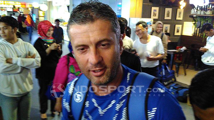 Pelatih Persib, Miljan Radovic saat ditemui di Bandara Husein Sastranegara, Kota Bandung, Senin (01/04/2019).
