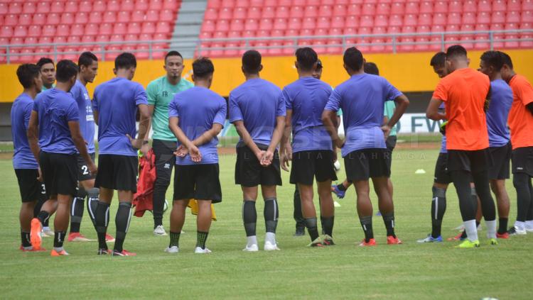 Termasuk eks Timnas Indonesia, 13 pemain mengikuti latihan perdana Sriwijaya FC yang digelar di Stadion Jakabaring Palembang, Senin (01/04/19).