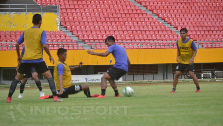 Suasana latihan perdana Sriwijaya FC yang diikuti 13 pemain, termasuk eks Timnas Indonesia, Yongki Aribowo, di Stadion Jakabaring Palembang, Senin (01/04/19). Copyright: Muhammad Effendi/INDOSPORT