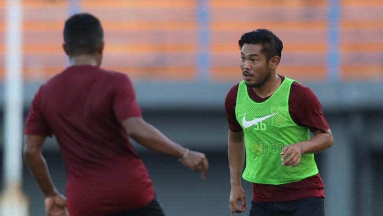 Pemain belakang Borneo FC Eddy Gunawan (kanan). Copyright: borneofc.id