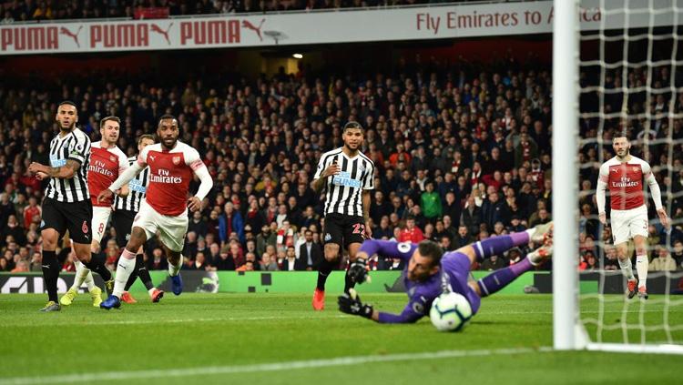 Aaron Ramsey melepaskan tendangan saat laga Arsenal vs Newcaste United di Liga Primer Inggris (Premier League), Selasa (02/04/19) dini hari. Copyright: Twitter/@Football_LDN