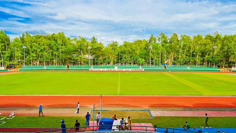 Pohon eukaliptus memenuhi kawasan stadion Panaad markas Ceres-Negros.
