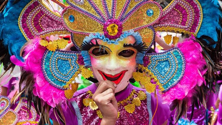 Penari bertopeng di Festival Masskara Filipina Copyright: YouTube