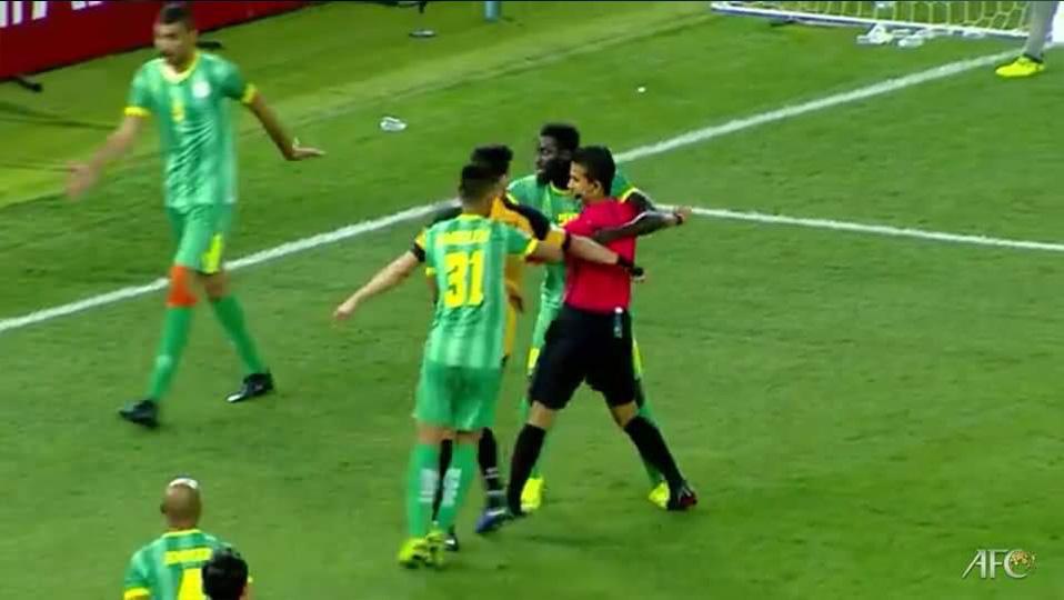Wasit diprotes pemain saat memutuskan hukuman penalti (di luar garis kotak penalti) di pertandingan Al-Makiya vs Al-Qadsia AFC Cup 2019.