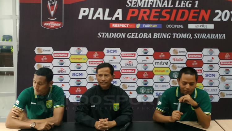 Djadjang Nurdjaman saat memimpin konferensi pers jelang pertandingan leg pertama semifinal Piala Presiden 2019 antara Persebaya Surabaya vs Madura United, Selasa (02/04/19). Copyright: Fitra Herdian/INDOSPORT