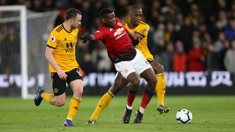Paul Pogba saat mencoba melepaskan diri dari penjagaan pemain Wolverhampton.