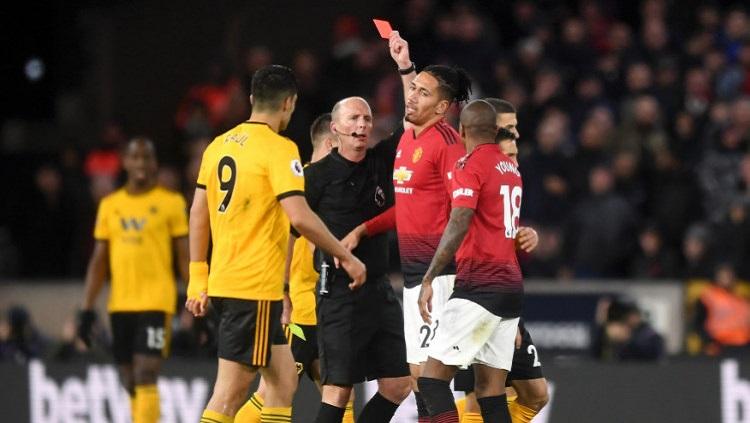 Mike Dean memberikan kartu merah ke Ashley Young