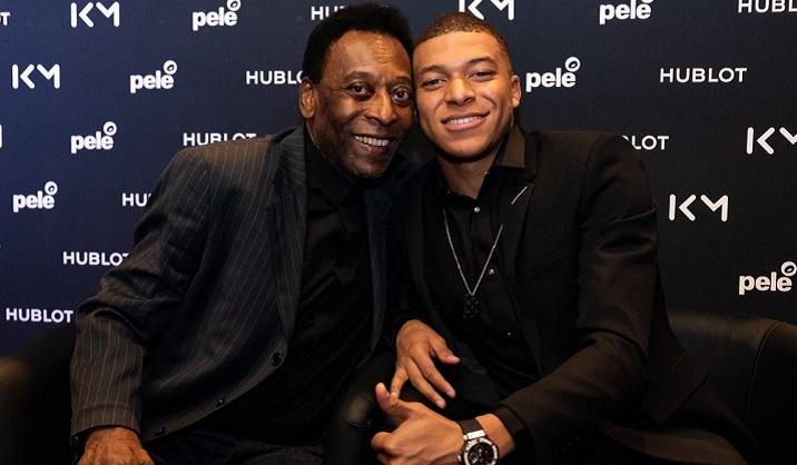 Momen ketika Kylian Mbappe bertemu legenda sepak bola Brasi, Pele. Copyright: Twitter @KMbappe