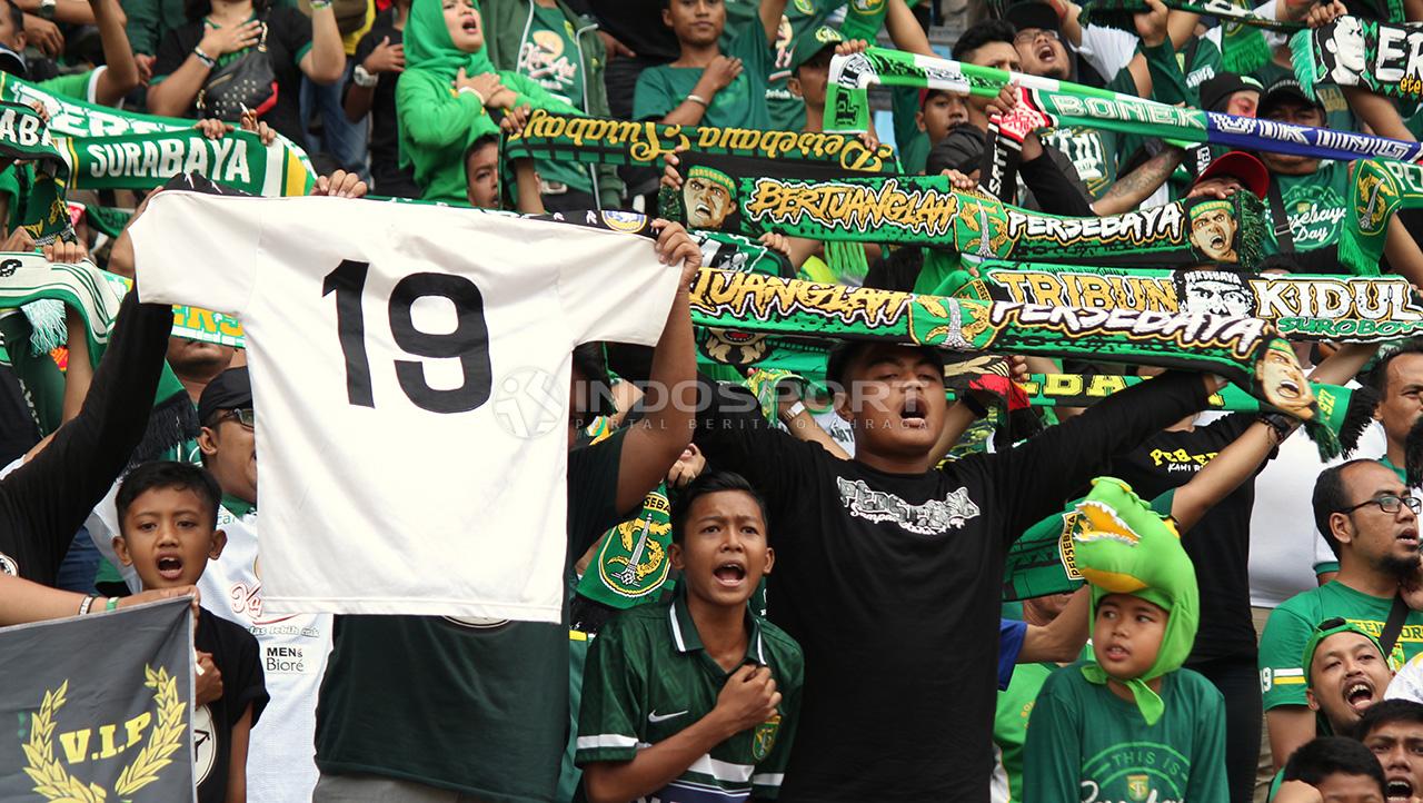 Bonek membawa jersey bernomor 19, nomor yang dikenakan Eri Irianto, Rabu (03/04/19).