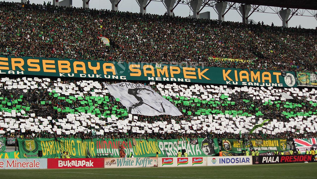 Bonek tribun timur membuat koreo bergambar Eri Irianto, Rabu (3/4/19).
