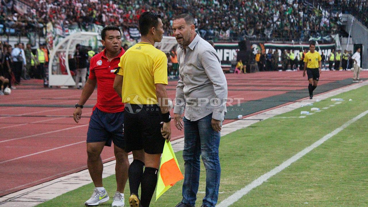 Dejan Antonic protes ke hakim garis soal handsball, Rabu (3/4/19).