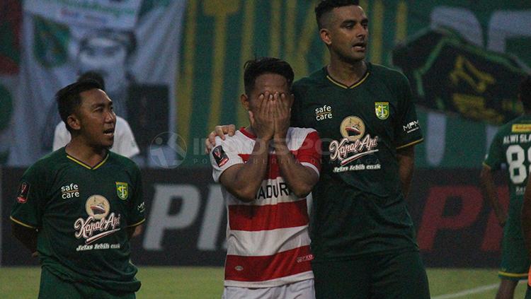 Andik Vermansah (tengah) tak mampu menahan haru usai laga Persebaya vs Madura United di ajang Piala Presiden 2019 lalu.