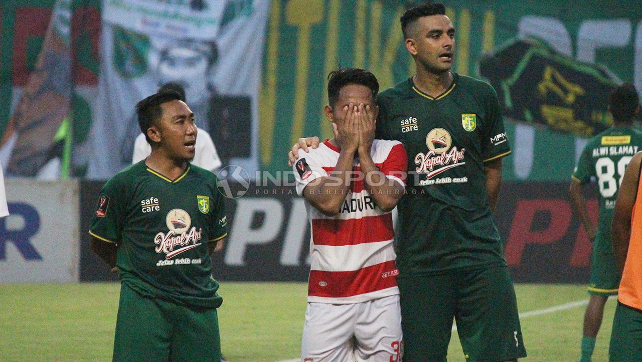 Andik Vermansyah menangis saat bernyanyi song for pride, Rabu (3/4/19). Copyright: Fitra Herdian/Indosport.com