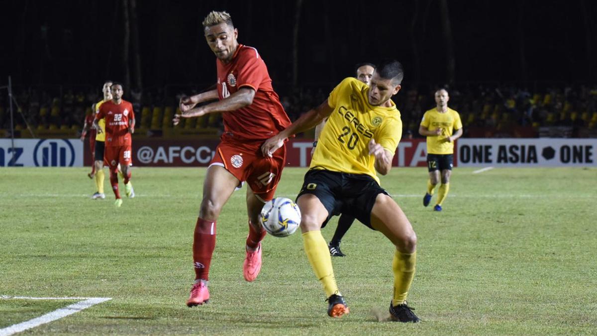 Bruno Matos dihadang pemain lawan dalam pertandingan Ceres-Negros vs Persija Jakarta di Piala AFC 2019, Rabu (03/04/19).