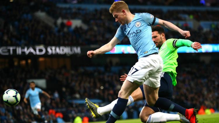 De Bruyne saat berduel dengan pemain Cardiff City.