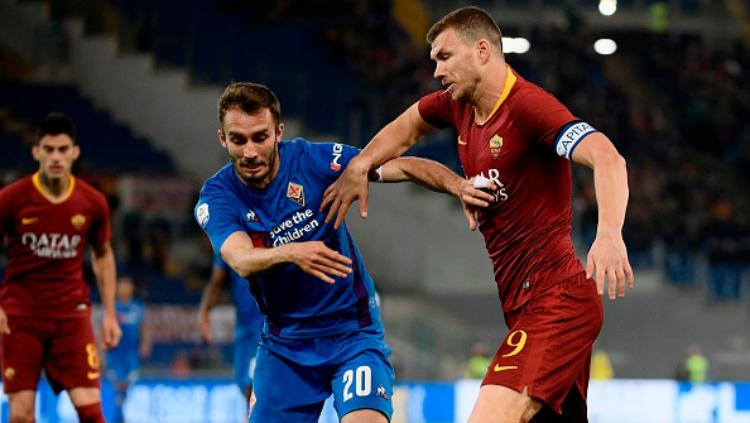 Edin Dzeko tengah berduel dengan pemain Fiorentina.