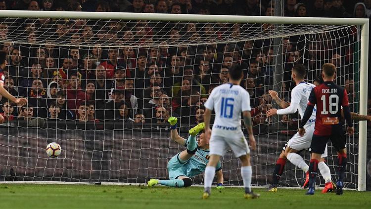Momen Roberto Gagliardini merayakan gol pada laga Genoa vs Inter Milan di Serie A Italia, Kamis (04/04/19). Copyright: Twitter/@RichHall80