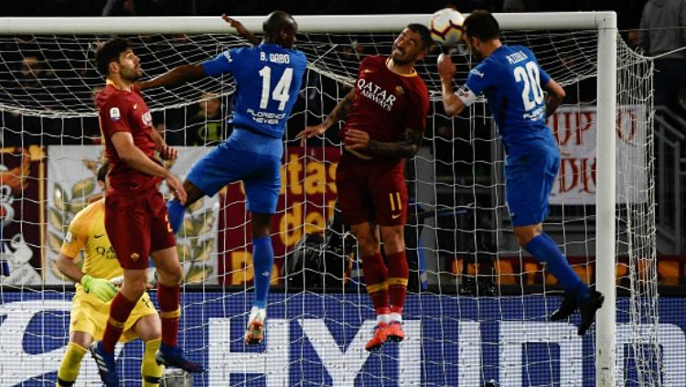 Perebutan bola udara di laga AS Roma vs Fiorentina.