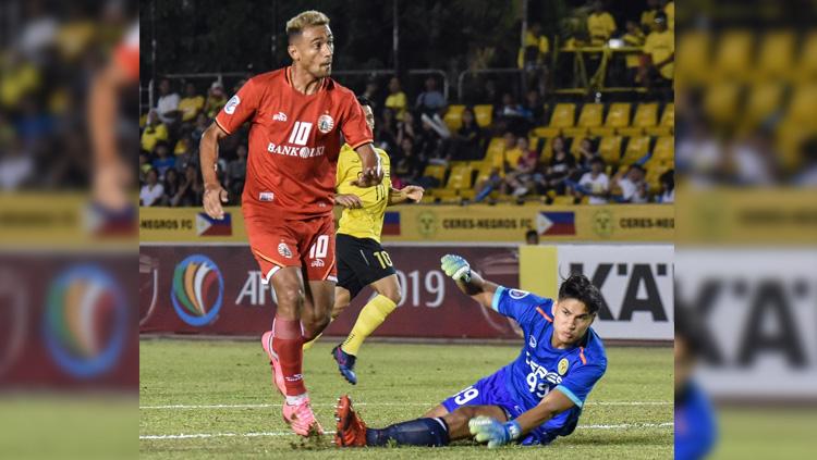 Bruno Matos menendang bola saat laga Ceres-Negros vs Persija Jakarta di Piala AFC 2019, Rabu (03/04/19). Copyright: persija.id