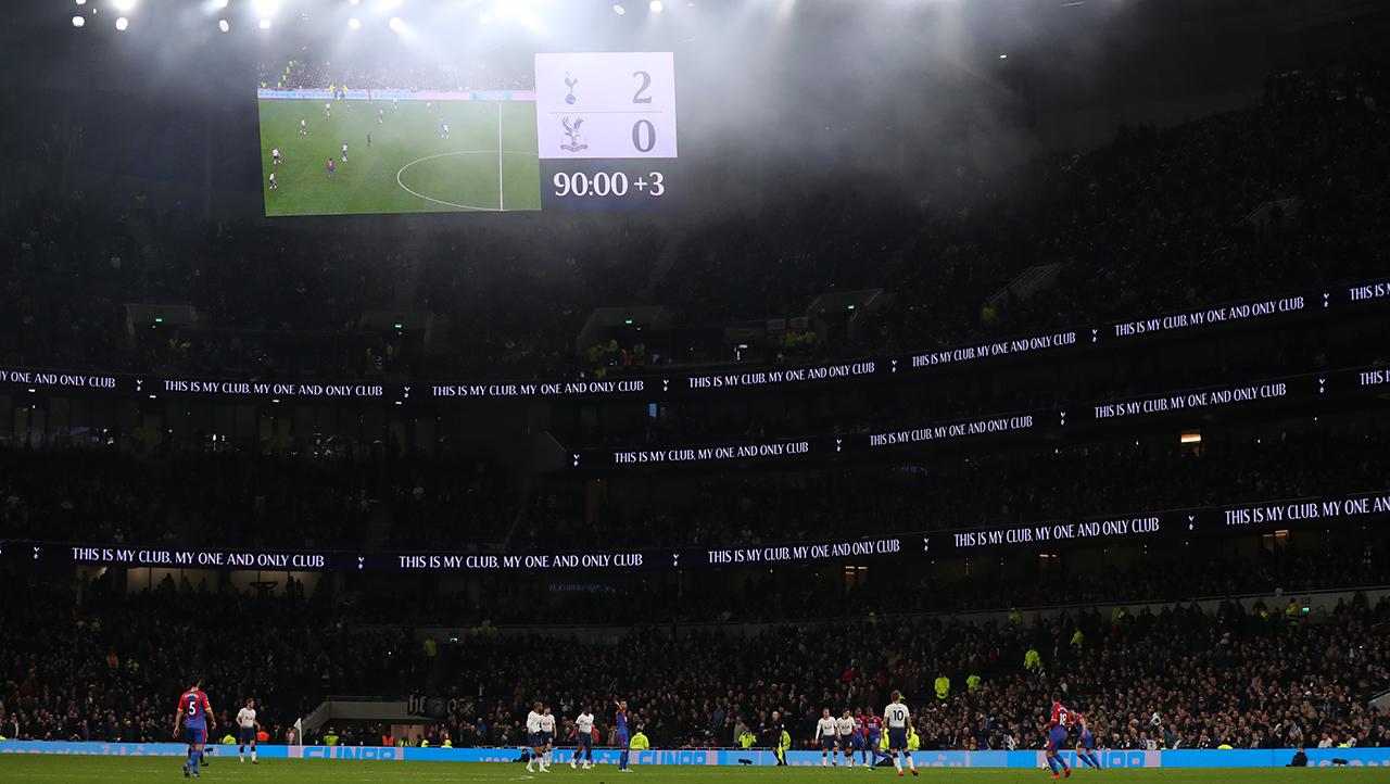 Papan skor sudah menunjukan Tottenham unggul atas Crystal Palace di Stadion Tottenham Hotspur pada Kamis (03/04/19)