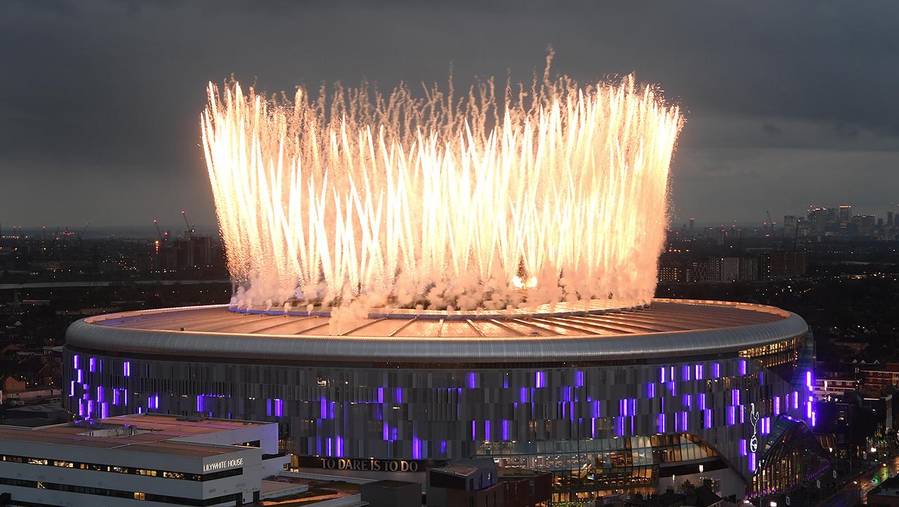 Kembang api saat pembukaan Stadion Tottenham Hotspur melawan Crystal Palace pada Kamis (04/04/19) dini hari WIB.