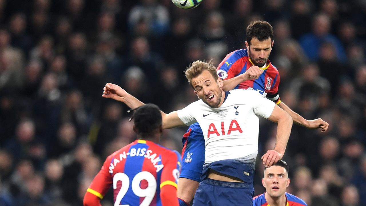 Luka Milivojevic dari Crystal Palace berhasil mengambil bola lewat sundulannya dari Harry Kane Stadion Tottenham Hotspur pada Kamis (03/04/19)