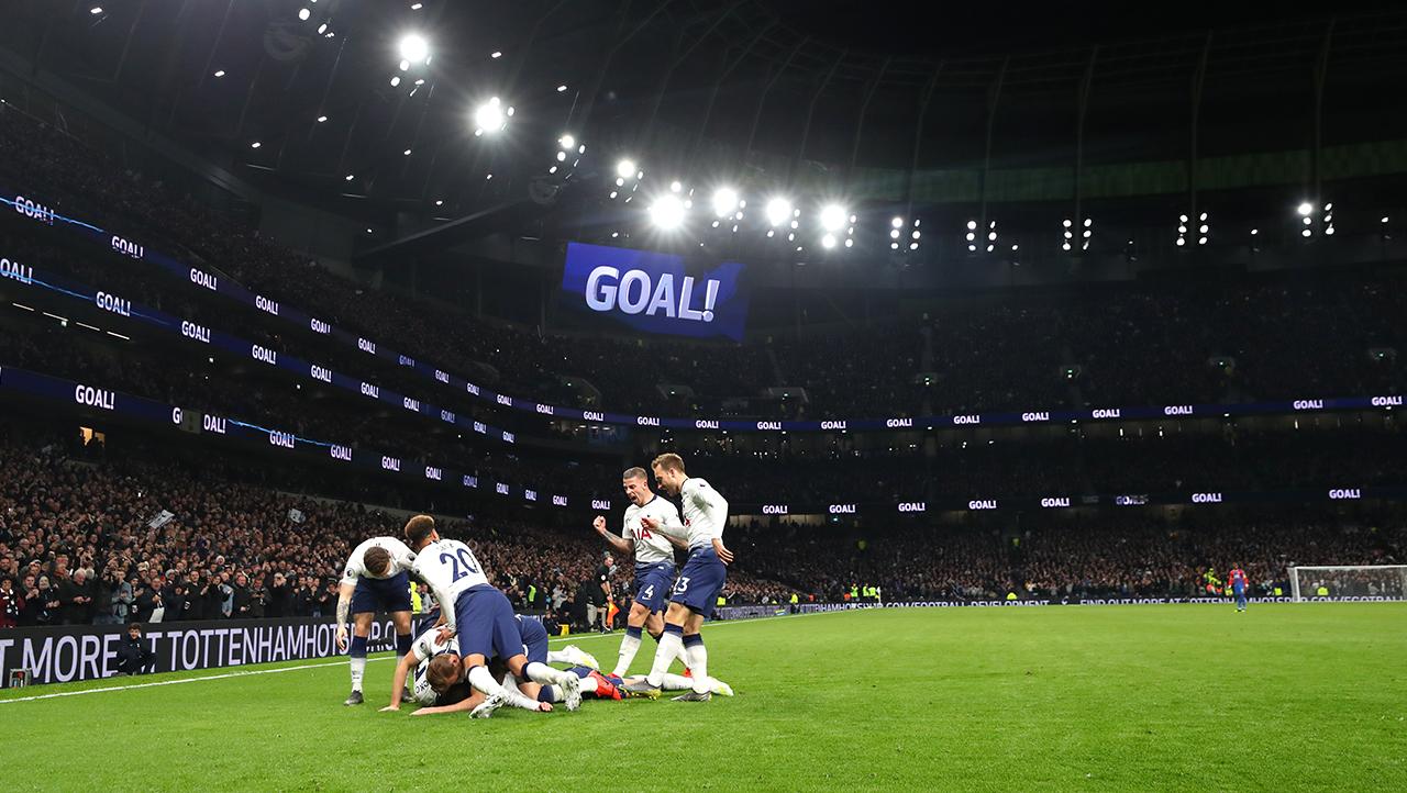 Pemain Tottenham Hotspur berhasil melakukan selebrasi setelah Heung-Min Son mencetak gol ke gawang Crystal Palace di Stadion Tottenham Hotspur pada Kamis (03/04/19)