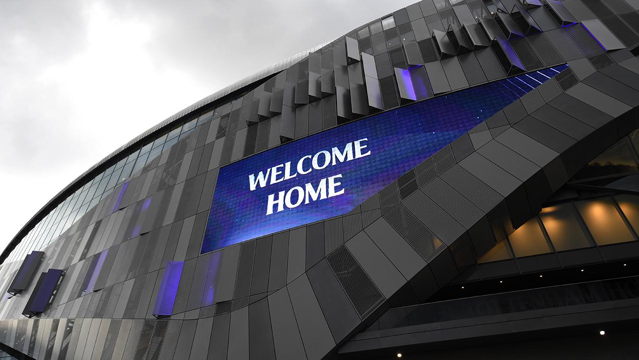 LED dengan bertuliskan 'Welcome Home' di Stadion Tottenham Hotspur pada Kamis (03/04/19)