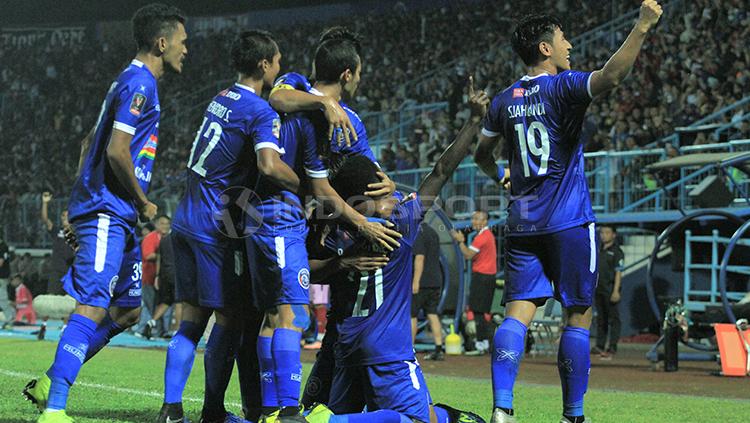 Arema FC saat melakukan selebrasi melawan Kalteng Putra di leg pertama semifinal Piala Presiden 2019. - INDOSPORT