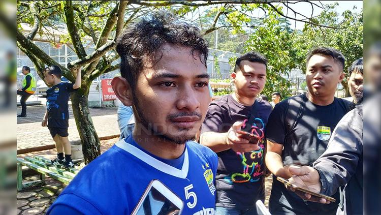 Gelandang Persib Bandung, Gian Zola seusai berlatih di Lapangan Saraga, Kota Bandung, Rab (03/04/2019). Copyright: Arif Rahman/Indosport