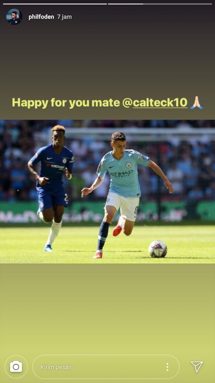 Phil Foden (Manchester City) dan Callum Hudson-Odoi (Chelsea) berbagi pujian. Copyright: Instagram/Phil Foden