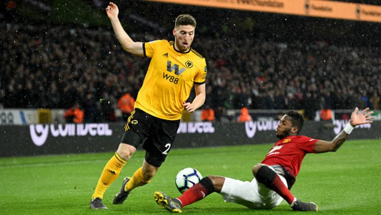 Doherty berupaya menghindar dari hadangan pemain Manchester United Copyright: Sam Bagnall - AMA/Getty Images