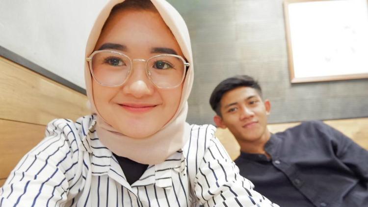 Firza Andika dan kekasihnya, Desi Novelia Sari, saat berfoto bersama. Copyright: Instagram