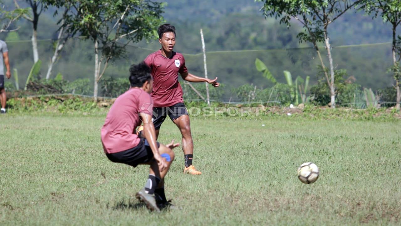 Pemain seleksi PSIS Semarang, M Ryan Ardiansyah saat berlatih di kawasan Bandungan.